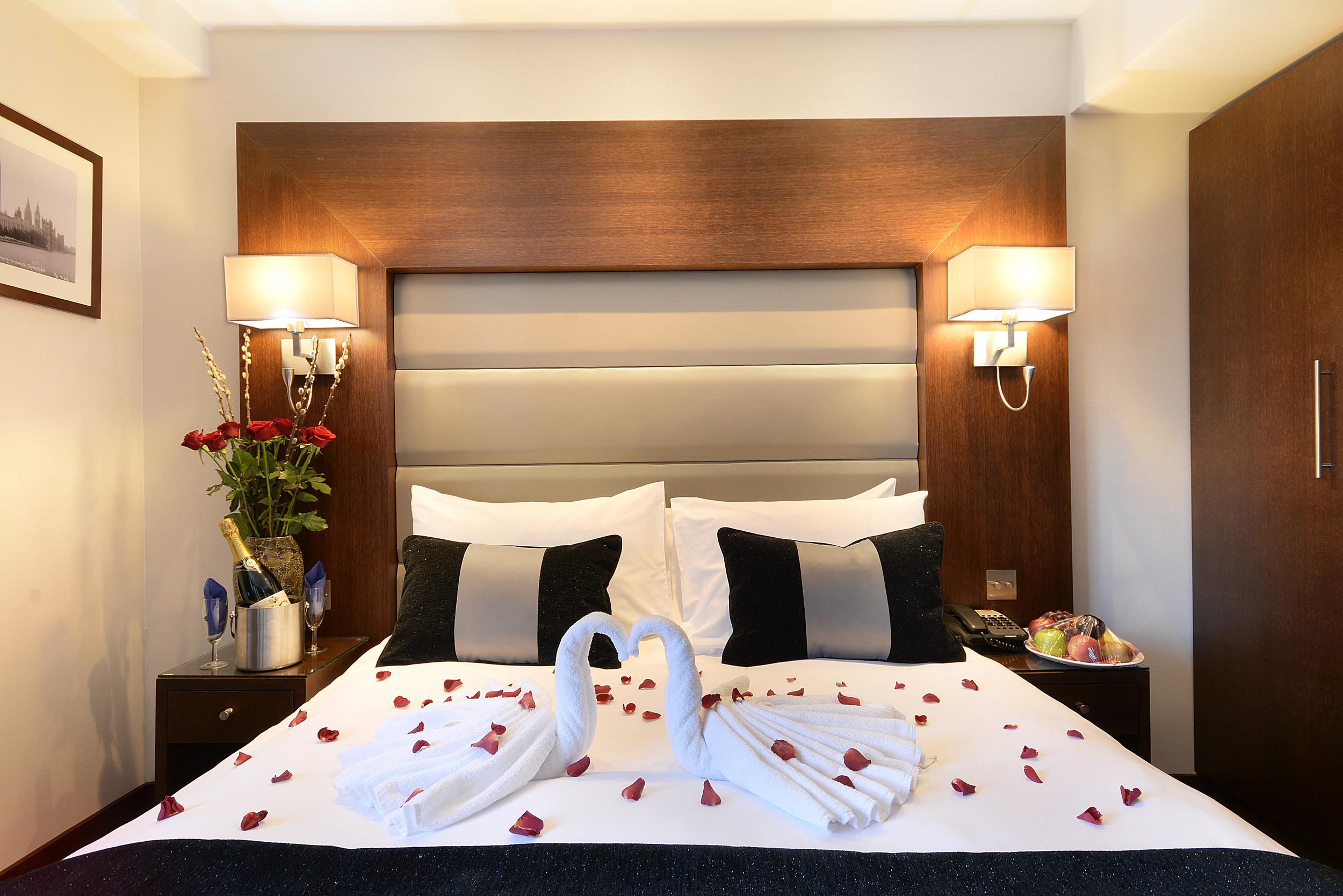 Park Grand London Lancaster Gate Hotel Buitenkant foto A bedroom at the hotel