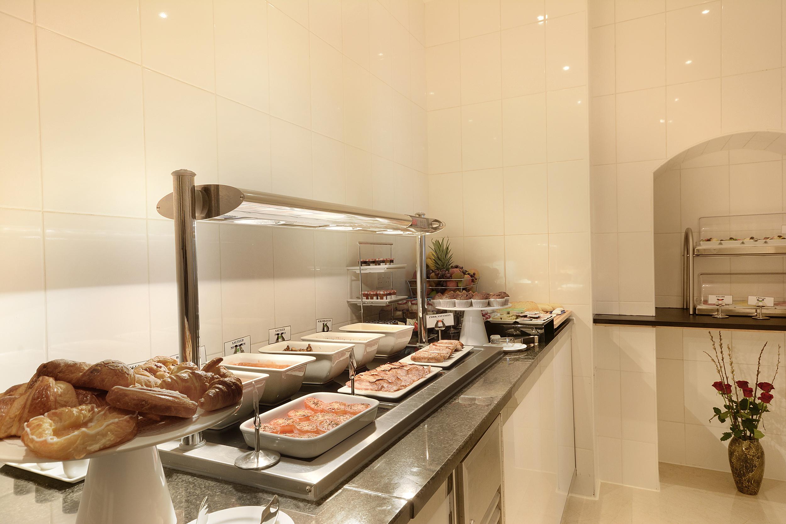 Park Grand London Lancaster Gate Hotel Buitenkant foto A buffet at a hotel