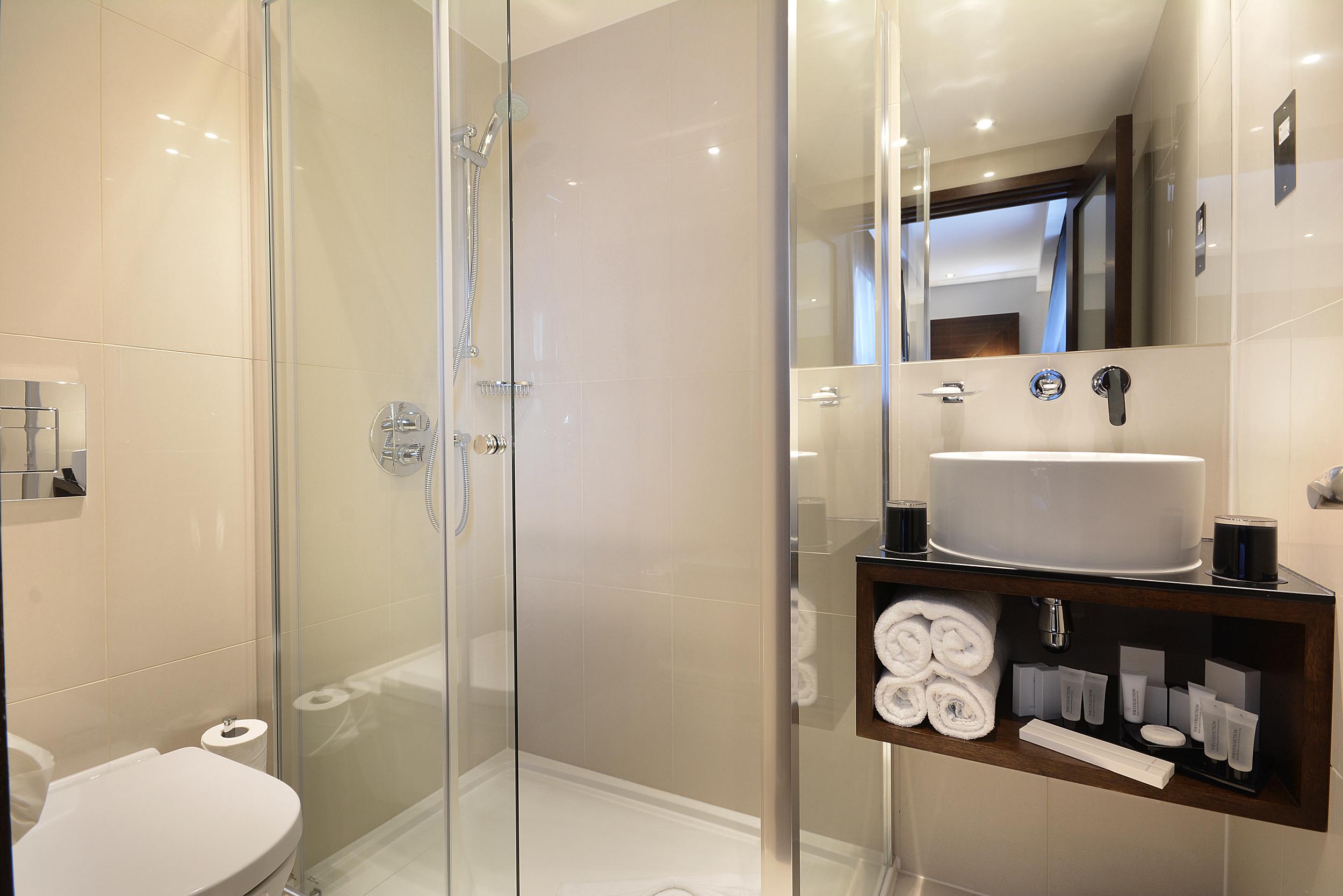 Park Grand London Lancaster Gate Hotel Buitenkant foto A shower cubicle