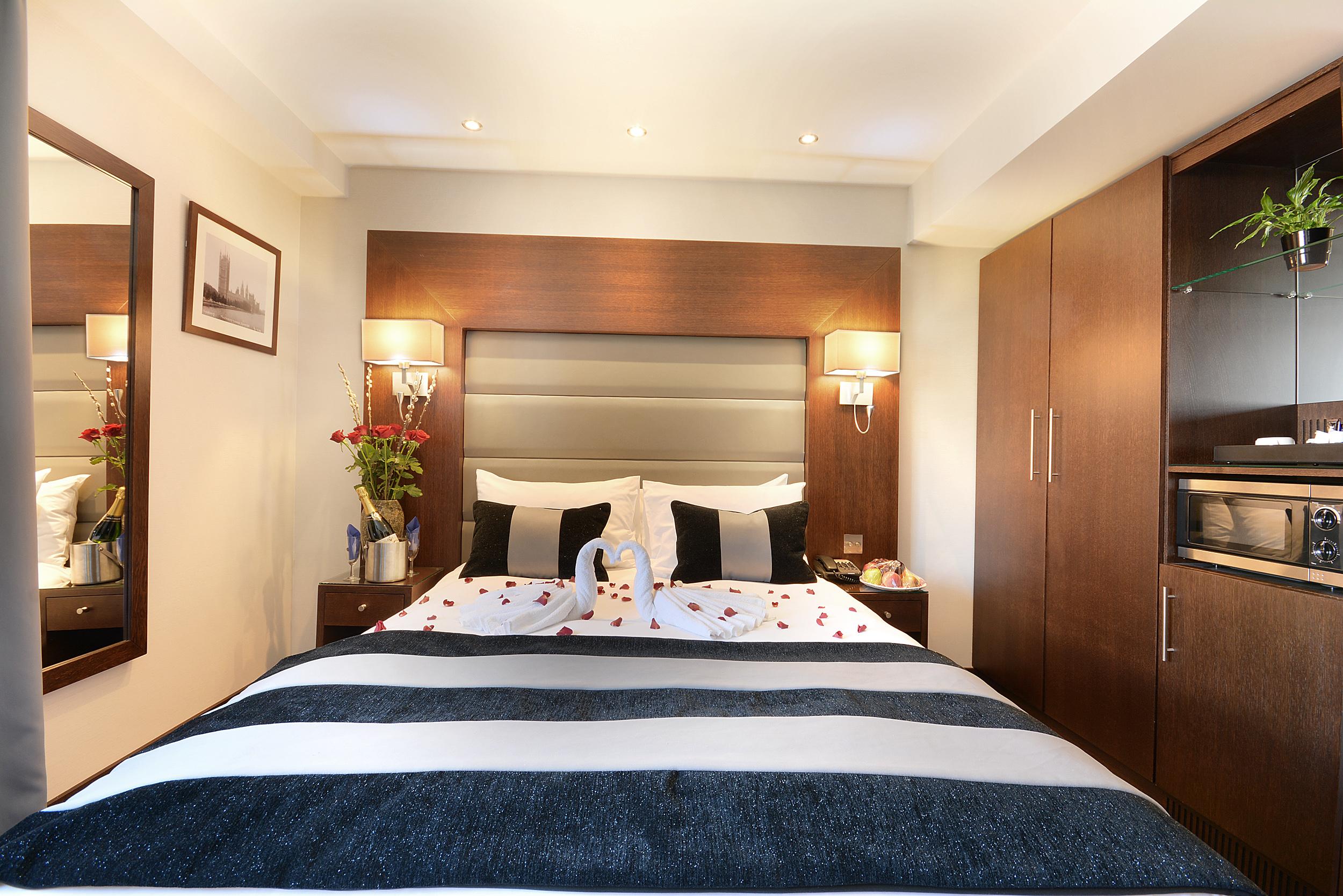 Park Grand London Lancaster Gate Hotel Buitenkant foto A bedroom at the hotel