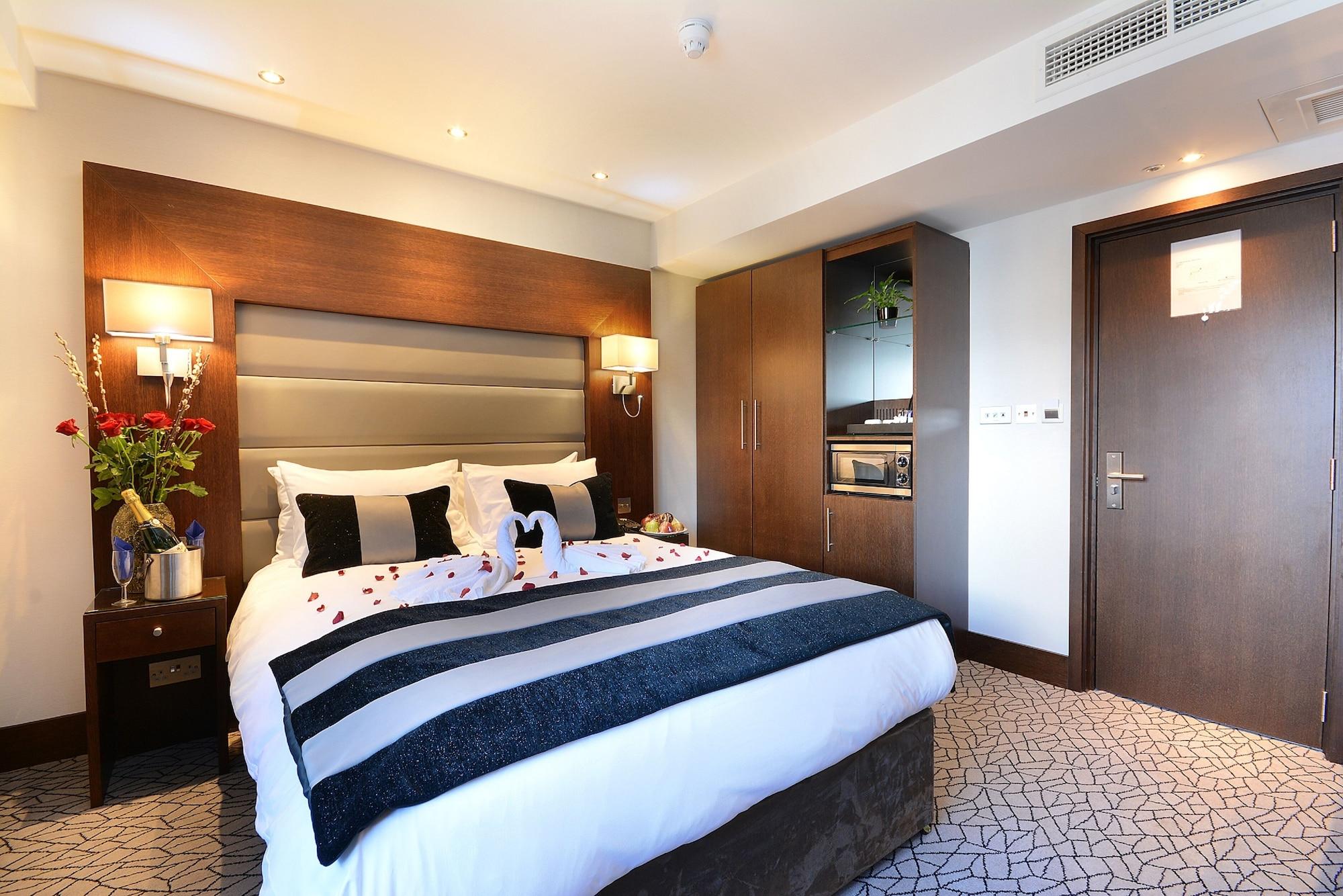 Park Grand London Lancaster Gate Hotel Buitenkant foto A bedroom at the hotel