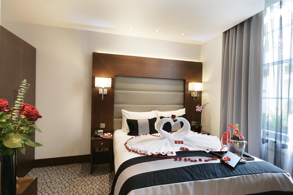 Park Grand London Lancaster Gate Hotel Buitenkant foto A bedroom at the hotel