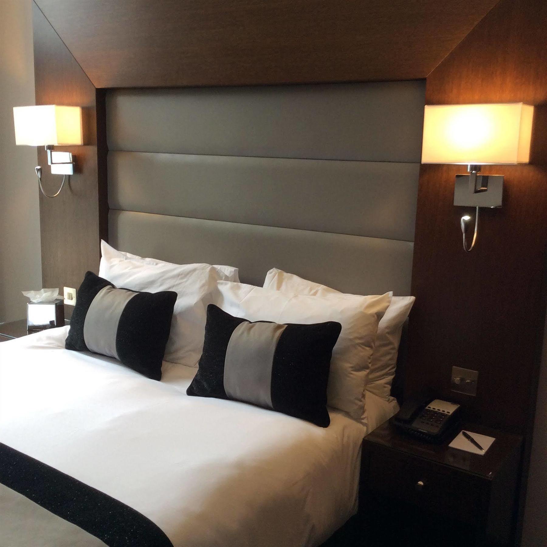 Park Grand London Lancaster Gate Hotel Buitenkant foto A bedroom at the hotel