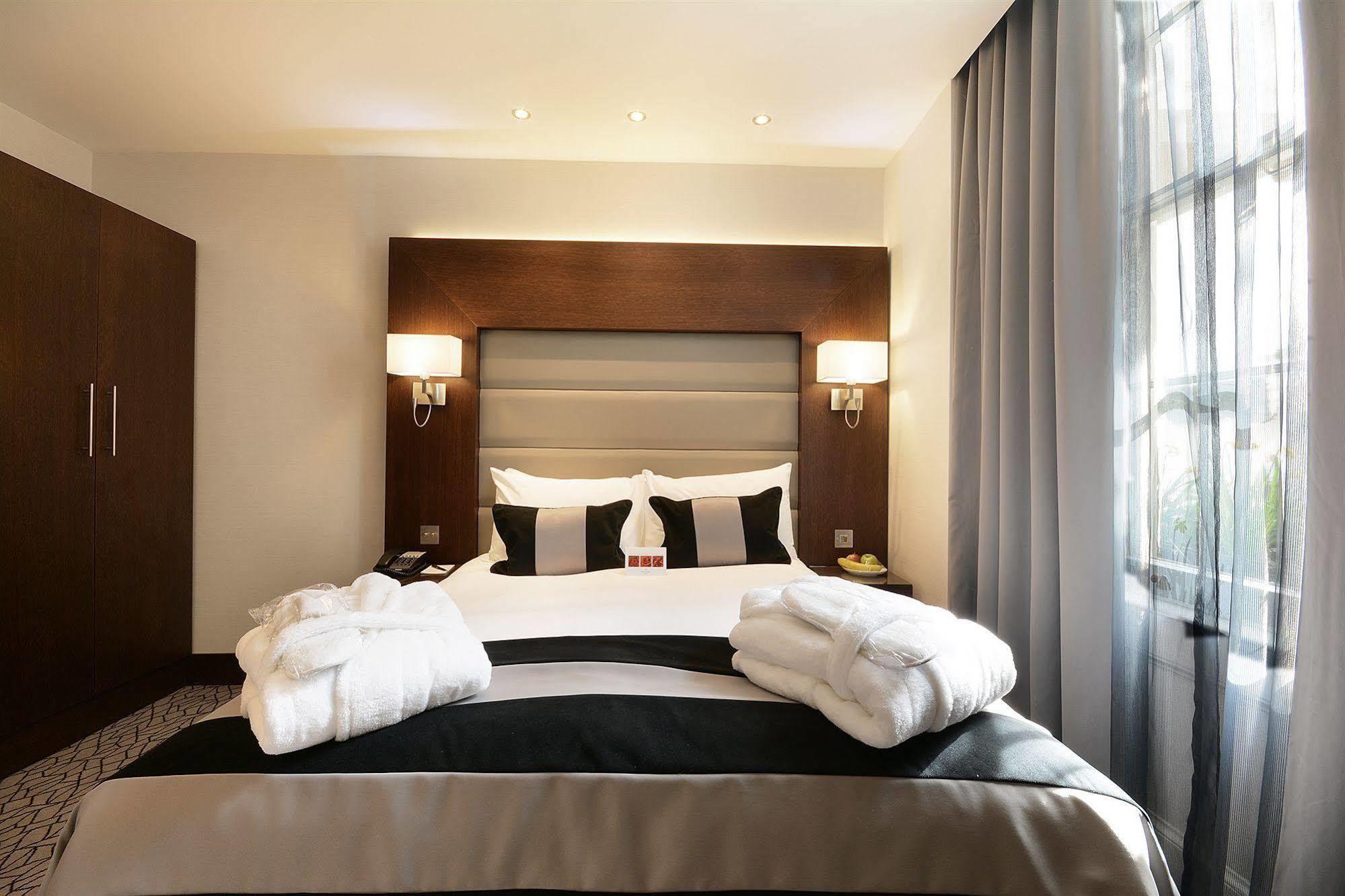 Park Grand London Lancaster Gate Hotel Buitenkant foto A bedroom at the hotel