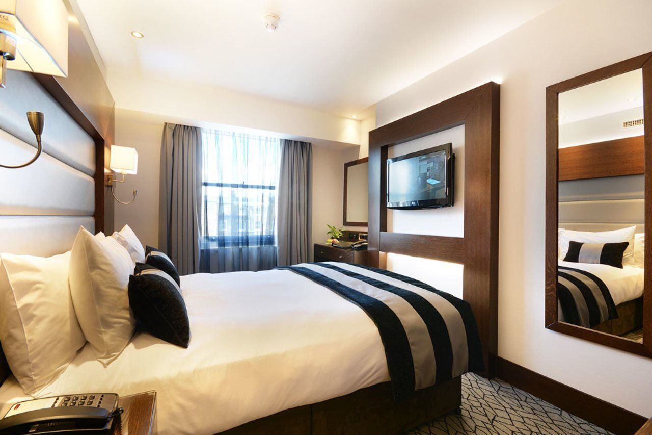 Park Grand London Lancaster Gate Hotel Buitenkant foto A bedroom at the hotel